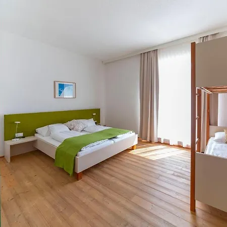 Joschi Sporthaus هوشكار